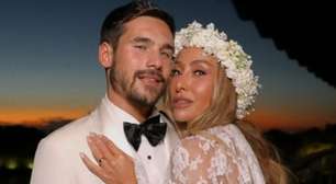 De chinelo e bolsa cara, Sabrina Sato rouba a cena no aeroporto