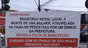 Motoboys retiram faixas de local de morte com mototáxi e instalam outra em SP