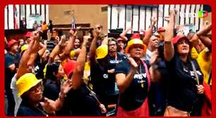 Sessão da Assembleia da Bahia é encerrada após manifestantes invadirem plenário