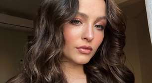 De terno, gravata e salto, Larissa Manoela atrai olhares em evento: 'Nossa'