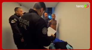 Veja o momento em que MC Poze do Rodo é preso por policiais em sua mansão no Rio de Janeiro