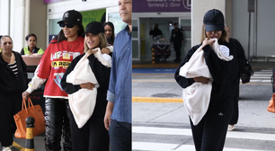 Voltaram em três! Ludmilla e Brunna chegam ao Brasil com a filha Zuri