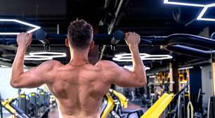 Personal trainer lista 4 exercícios que ajudam a queimar a gordura das costas em casa; saiba quais