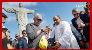 Carlo Ancelotti visita o Cristo Redentor, tira foto com fãs e é abençoado por padre