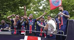 PSG comemora 1° título europeu com festa na icônica Champs-Élysées em Paris; time foi recebido por Macron