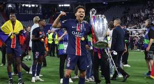 Marquinhos ergue a taça da Champions League como capitão do PSG: "vamos celebrar"