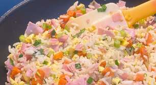 Arroz chop suey oriental fácil, colorido e cheio de sabor