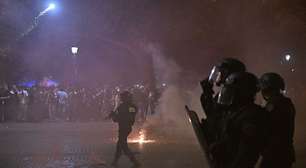 Prisões, confrontos e incêndios: festa do título do PSG acaba em confusão nas ruas de Paris