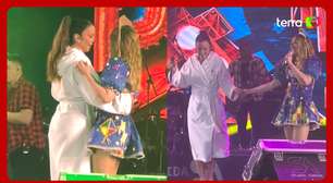 Ivete Sangalo surpreende e canta de roupão com Solange Almeida no São João de Caruaru