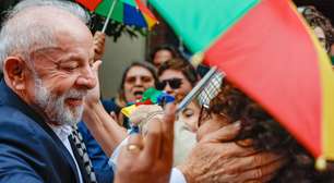 Lula recebe lenço palestino ao chegar a Paris e adota o símbolo em gesto político