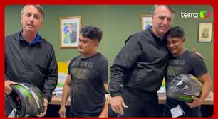 Bolsonaro dá capacete a enfermeiro que o acompanhou em hospital em dia de depoimento à PF