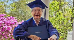 Mulher ganha diploma 60 anos após iniciar graduação, interrompida por gravidez