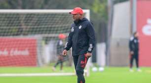 Com escassez de opções do meio para frente, Roger sofre para escalar o Inter