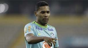Alex Sandro exalta 'espírito de sacrifício' do Brasil contra o Equador