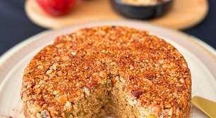 Bolo de maçã e aveia: com cobertura crocante que assa junto