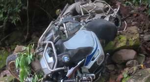 Bastou um milissegundo de distração para ele despencar sua BMW R 1250 GS por um barranco e em seguida fez a coisa mais ilegal do mundo