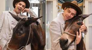 Sergio Guizé comenta detalhe curioso sobre burro Policarpo de 'Êta Mundo Melhor'