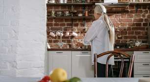 Um designer de interiores nos lembra que, à medida que envelhecemos, "os eletrodomésticos da cozinha não podem ficar no nível do solo"