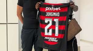 Jogador do Arsenal tira foto com a camisa do Flamengo e movimenta torcida