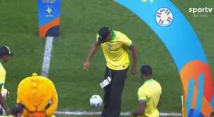 Astro da NBA, Giannis Antetokounmpo marca presença no jogo do Brasil e faz embaixadinhas