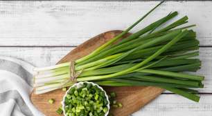 5 benefícios da cebolinha verde para a saúde e como incluí-la na dieta
