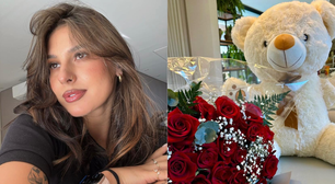 Solteira, Ana Castela ganha rosas no Dia dos Namorados e fãs especulam admirador secreto