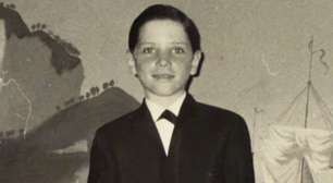 Esse garotinho nos anos 1960 já usava terno e nem imaginava que quase não largaria mais a roupa social. Reconhece?