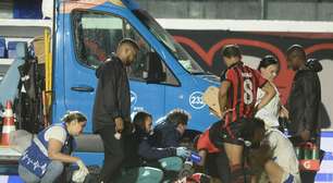 Lateral do Vitória sofre entrada dura e deixa gramado de ambulância em jogo contra o Cruzeiro