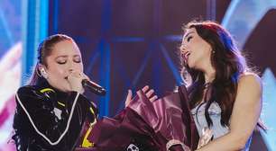 No Dia dos Namorados, Mari Fernandez pede Júlia Ribeiro em casamento em show; veja vídeo