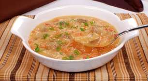 Caldo de mandioca com carne para um friozinho mais gostoso