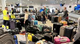 Há anos colamos fitas em nossas malas para identificá-las no aeroporto, mas funcionários alertam que é uma péssima ideia
