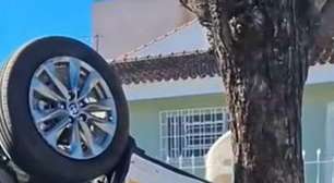 Viatura da Brigada Militar capota após colisão na Zona Norte de Porto Alegre