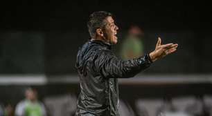 "Era necessária a saída"; Visando a reformulação no Vitória, Carpini confirma que mais um jogador está fora do clube