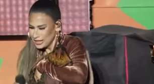 Simone Mendes ganha galinha de presente durante show no São João de Campina Grande e adota animal no palco