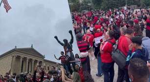 Torcedores do Flamengo 'vestem' estátua de Rocky Balboa antes de estreia