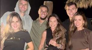 Trio do Vasco passa férias na Itália e se encontra na ilha de Sardenha