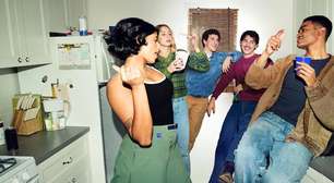 Com apenas 8 episódios de 30 minutos, a série de comédia mais viciante do ano já está no streaming