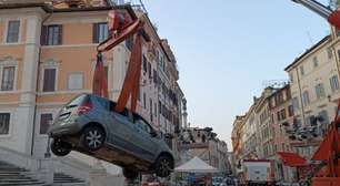 Idoso de 80 anos invade escadaria histórica de Roma com carro