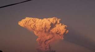 Monte Lewotobi Laki-laki entra em erupção e lança cinzas a 11 km de altura na Indonésia