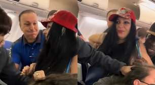 Cuspe e puxada de cabelo! Treta em avião viraliza na web: 'Vadia'