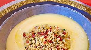 Sopa cremosa de mandioca com farofa crocante: mix de texturas