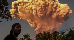 Erupção de Vulcão na Indonésia causa cancelamento de voos para Bali; população deve evitar arredores
