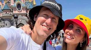 Cássio, do Cruzeiro, curte férias com a família na Disneyland, em Paris
