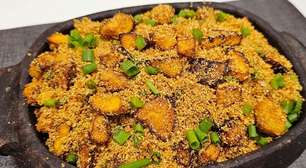 Essa farofa de banana cheia de sabor combina muito bem com vários pratos da hora do seu almoço