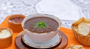 Caldo de feijão cremoso com macarrão argolinha nutritivo e saboroso