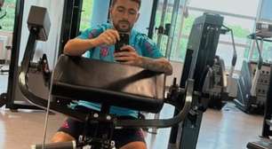 Arrascaeta posta foto com gelo no joelho e preocupa rubro-negros