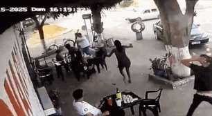 Homem é preso após agredir cliente de bar com barra de ferro; veja