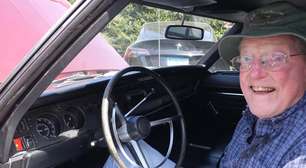 Ele guardou seu Dodge Charger em uma garagem há 30 anos porque sua esposa disse que era muito barulhento; agora, aos 96 anos, ele o restaurou para poder apreciá-lo novamente
