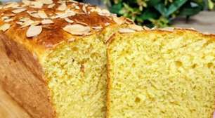 Pão de milho caseiro para comer quentinho com manteiga derretendo e um café quentinho