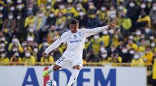 Ex-Corinthians marca no último lance, converte pênalti e é eleito craque da partida na China